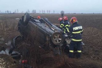 Accidente in Arges Masina rasturnata ranit transportat cu SMURD ul