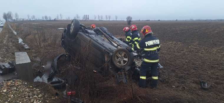 Accidente in Arges Masina rasturnata ranit transportat cu SMURD ul