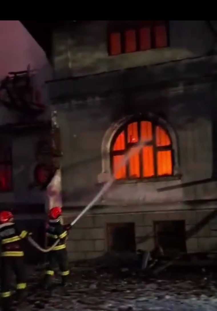 Actualizare Vila istorica in flacari la Stoenesti Incendiul a fost stins in zorii zilei