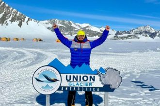 Alpinistul roman Adrian Ahritculesei a escaladat Antarctica