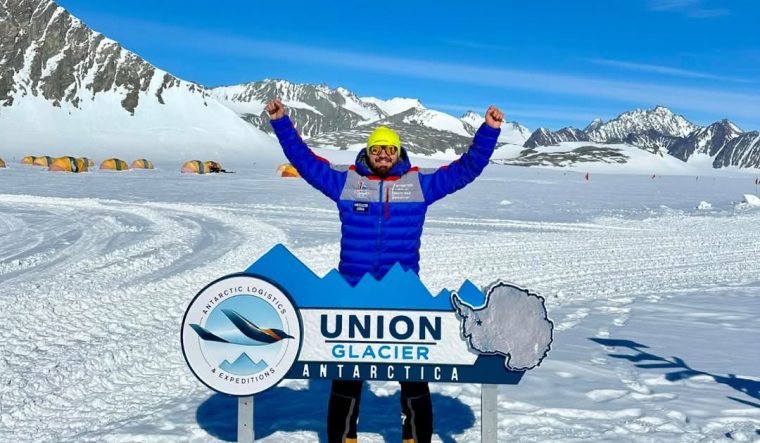 Alpinistul roman Adrian Ahritculesei a escaladat Antarctica