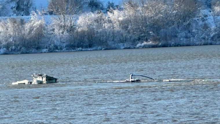 Barja cu peste 1100 tone ingrasaminte inghitita de Dunare