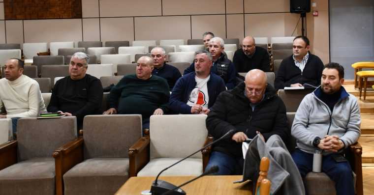 CJ Arges in conflict cu firmele de maxi taxi care solicita bani pentru transportul elevilor Amenin tari cu rezilierea contractelor