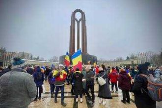 Calin Georgescu a adus o coroana de flori la Monumentul Ostalului Necunoscut din Parcul Carol I Bucuresti