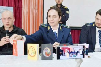 Campania Dincolo de Aparente in scoli ajutor elevilor