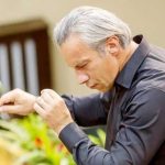 Dirijorul Tiberiu Soare si violonistul Remus Azoitei concert simfonic Pitesti