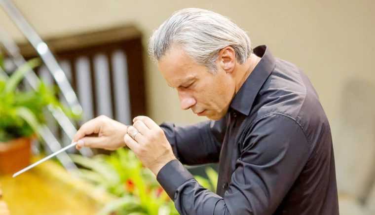 Dirijorul Tiberiu Soare si violonistul Remus Azoitei concert simfonic Pitesti