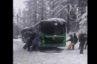 Drumul spre vacanta a devenit test de forta pasageri imping autobuzul blocat in namei