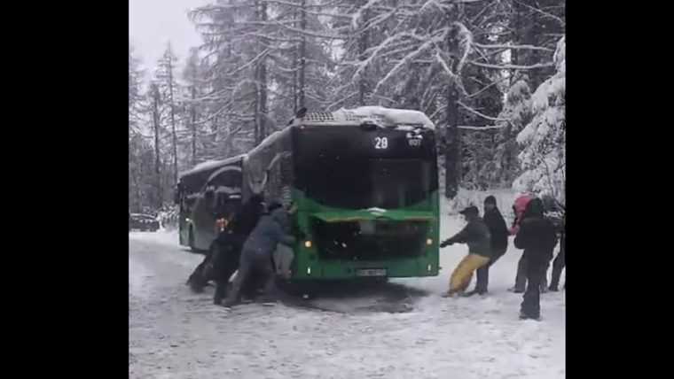Drumul spre vacanta a devenit test de forta pasageri imping autobuzul blocat in namei