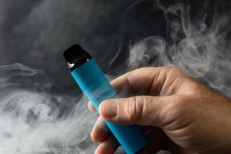 Fetita de aproape trei ani surprinsa fumand o tigara electronica