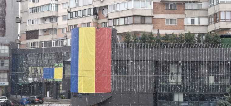 Gest simbolic inainte de 24 Ianuarie Steagul Romaniei pe cladirea clinicii Dr Teo