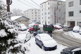 Gheata si zapada pe strazile Campulungului