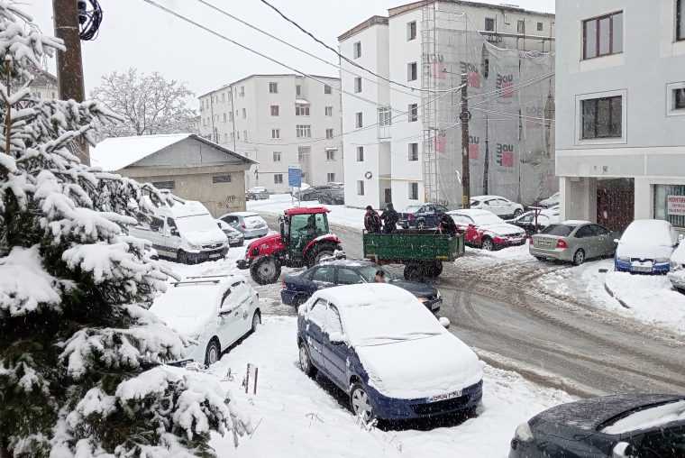Gheata si zapada pe strazile Campulungului