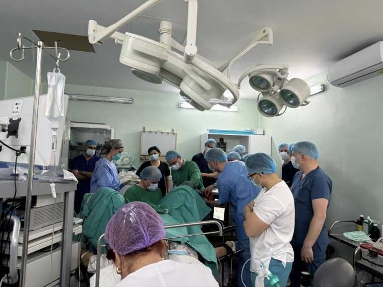 Indepartarea cu laser a adenomului de prostata Expert francez la premiera medicala de la SJUP Pitesti