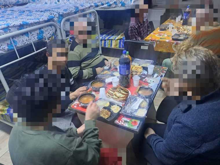 Masa festiva si cadouri pentru oamenii fara adapost