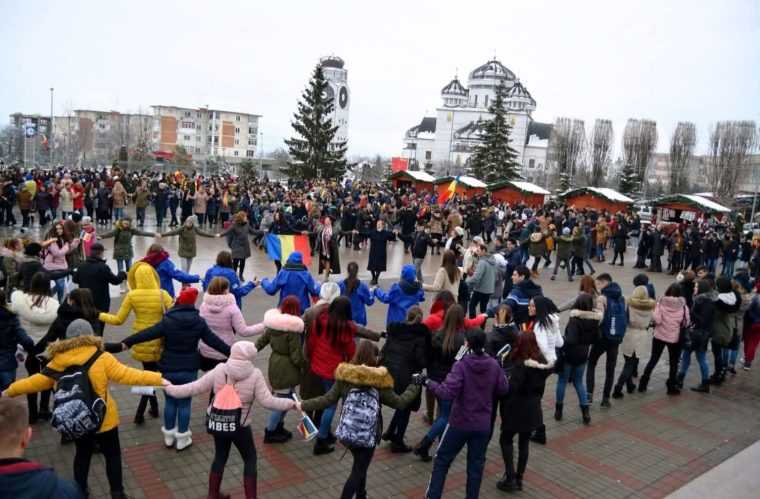 Mioveniul se alatura Hora Unirii