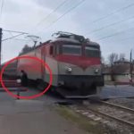 Momentul cand un tren trece aproape de un batran imprudent Comunicatul CFR