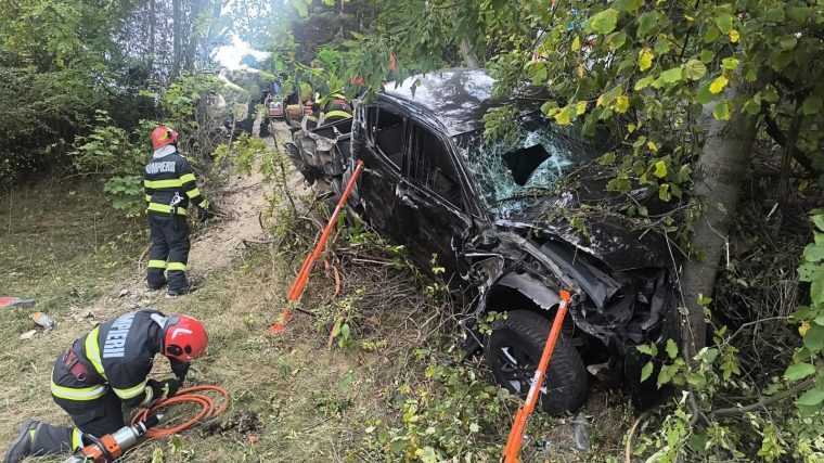 O familie s a rasturnat cu masina in ripa