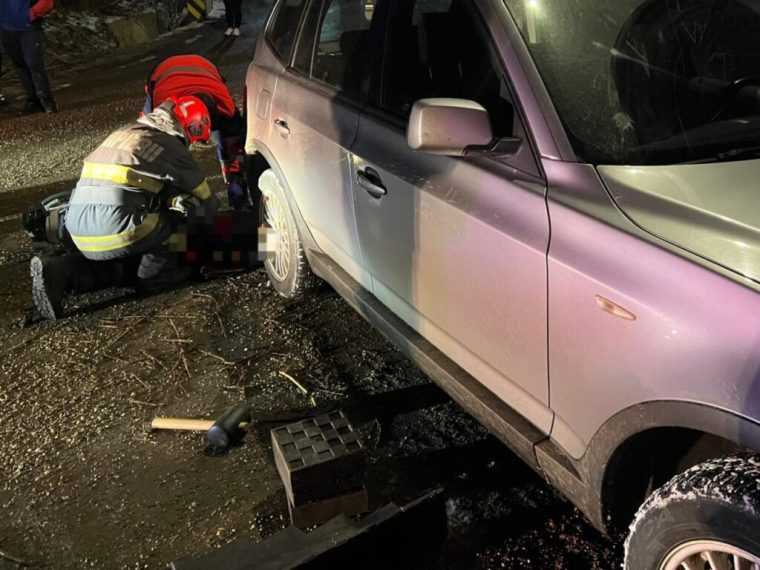 O femeie a murit strivita de masina sa neasigurata