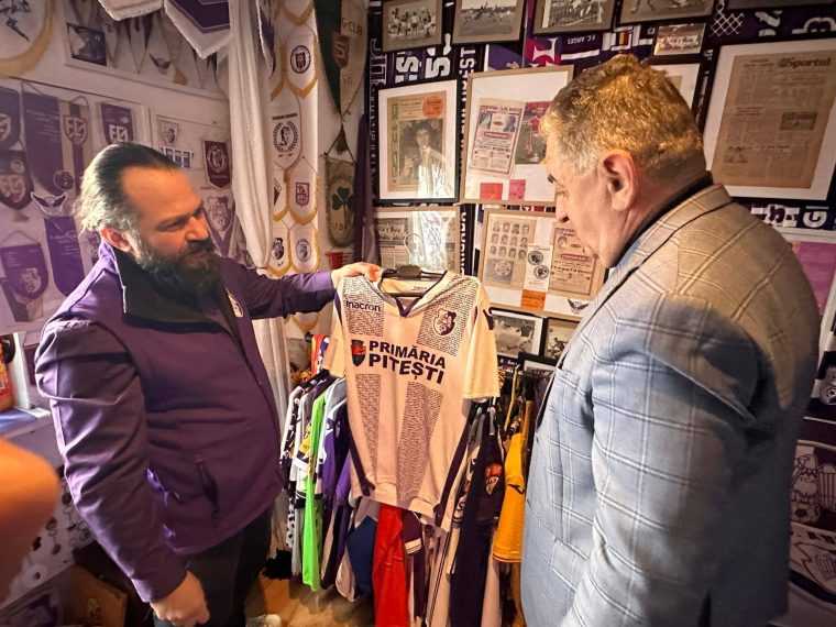O istorie a fotbalului pitestean in apartamentul unui colectionar