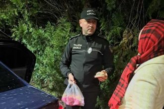 Oamenii strazii ajutati noaptea de Politia Locala in Pitesti