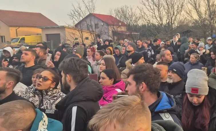 Panica si revolta intr o comuna din Timis localnicii cer expulzarea unui copil de 13 ani acuzat de crima Mascatii solicitati de urgenta