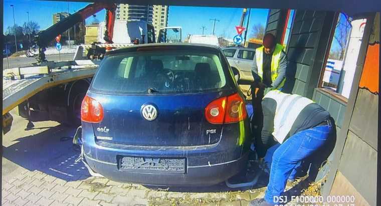 Pitesti Doua masini abandonate au fost ridicate de pe domeniul public