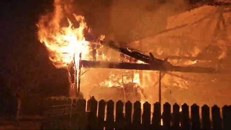 Pompierii au infruntat flacarile timp de patru ore la Leresti