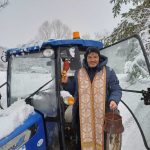 Preotul din Arges Bogdan Lupu viziteaza cu tractoru oamenii