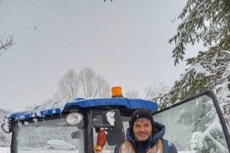 Preotul din Arges Bogdan Lupu viziteaza cu tractoru oamenii