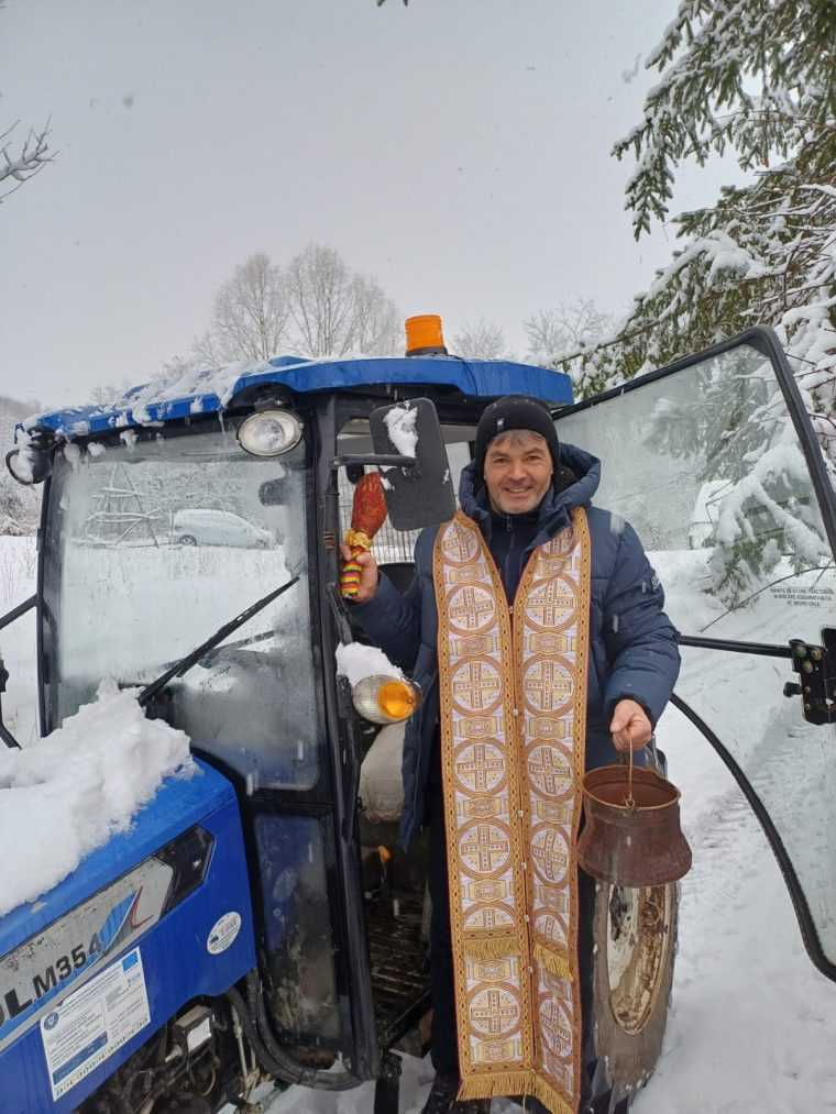 Preotul din Arges Bogdan Lupu viziteaza cu tractoru oamenii
