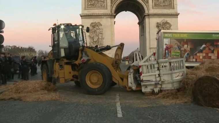 Proteste in Franta Fermierii au ajuns la Turnul Eiffel