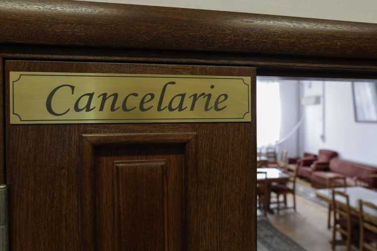 Raport APDE Politizarea este cancerul educatiei din Romania