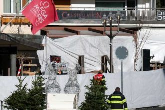 Rasturnare de situatie dupa tragedia din Elvetia proprietarul barului mistuit de flacari iese din arest