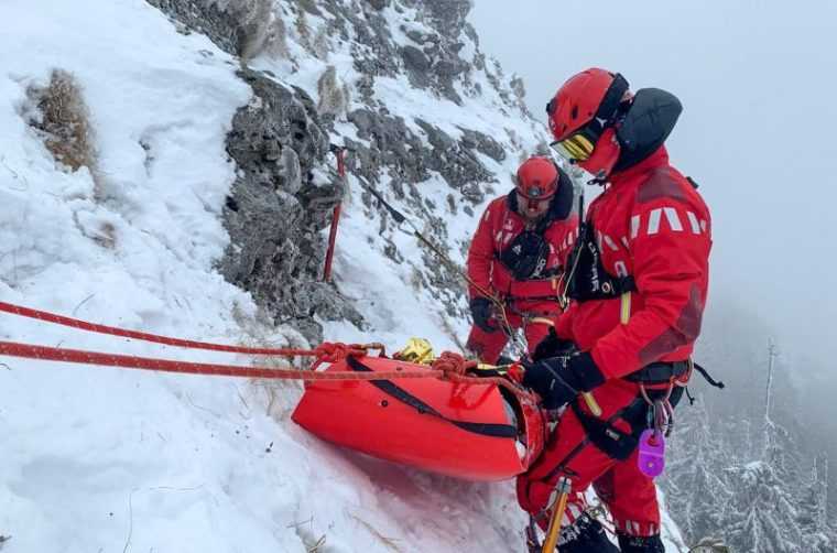 Salvamontistii au recuperat un numar record de 123 de persoane