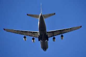 Scena iesite din comun la imbacare pe un aeroport european avionul a decolat iar pasagerii au fost lasati pe scari