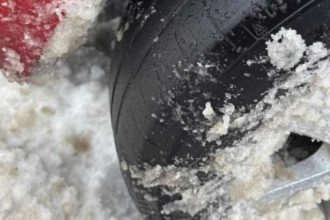 Soferita prinsa pe autostrada cu anvelope de var