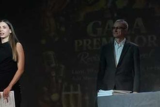 Teatrul Alexandru Davila numeroase distinctii Actriza Luana Lute premiata pentru interpretare feminina