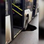 Un autobuz a ramas blocat dupa ce asfaltul s a prabusit sub rotile lui