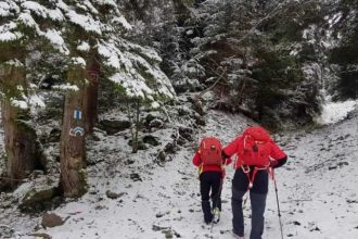Un barbat s a confruntat cu salvamontistii Acesia au refuzat sa i caute telefonul sotiei
