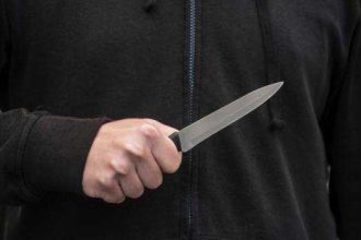 Un tanar si doi copii de 14 ani au intrat prin efractie intr o casa si l au amenintat pe proprietar cu un cutit pentru a obtine 200 de lei