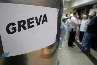 Val de proteste si amenintari cu greva generala in sectorul public