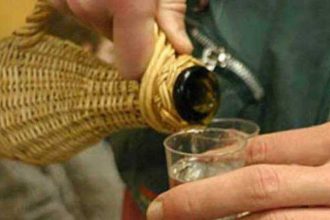 condamnat la inchisoare pentru doar cinci litri de tuica si o sticla de suc de la o vicina