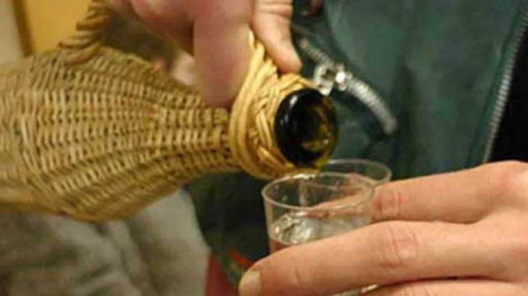 condamnat la inchisoare pentru doar cinci litri de tuica si o sticla de suc de la o vicina