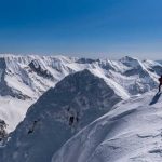 femeie in fusta pe partie ajutata de un jandarm montan