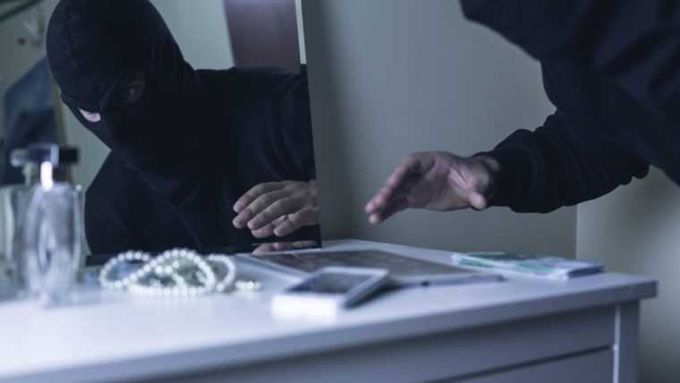 jaf de lux in cantonament o stara a fotbalului lasata fara bijuterii in valoare de 500000 euro chiar inainte de meci