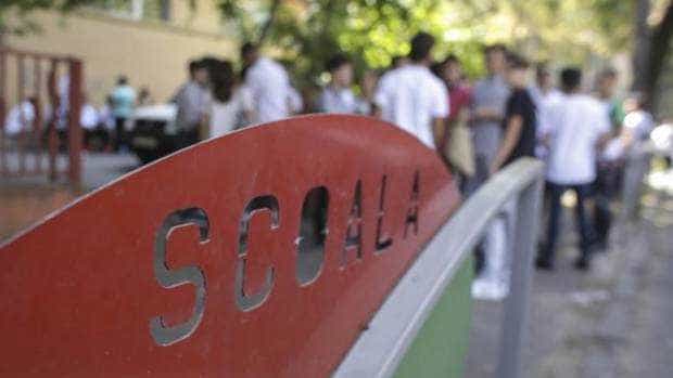 recidivist inarmat a agresat un elev in clasa