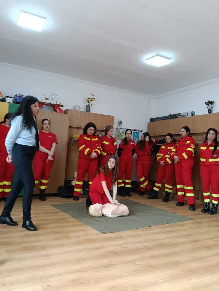 38 de educatori din Pitesti au invata tehnici de prim ajutor de la echipa de salvare ISU