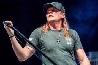 A murit Brad Arnold solistul trupei 3 Doors Down la varsta de 47 de ani