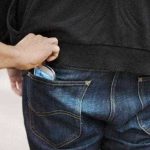 A sustras telefonul din buzunarul unei persoane in Gara Pitesti